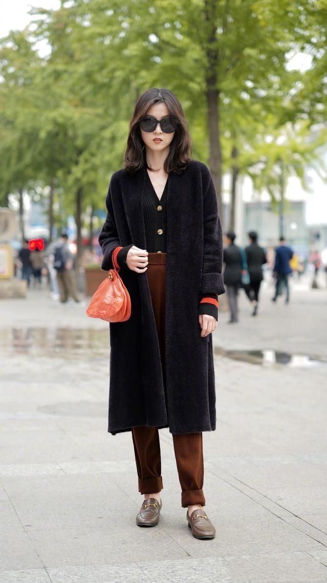 时尚街拍:秋冬怎能没有风衣 不同风格的美女让这个季节变美