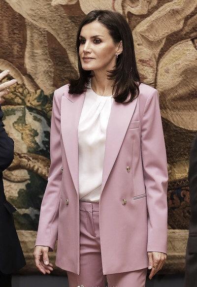 西班牙王后穿粉色西装套装内搭白衬衫,满满少女味,又不失高级感