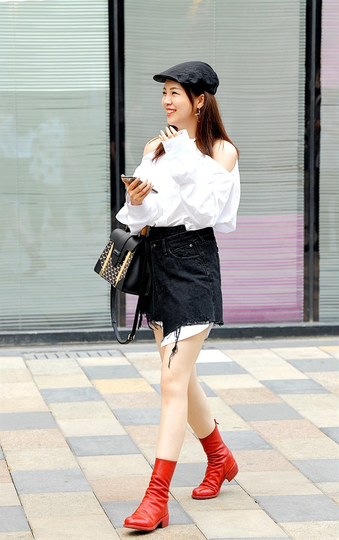 街拍牛仔短裙美女一穿就很酷