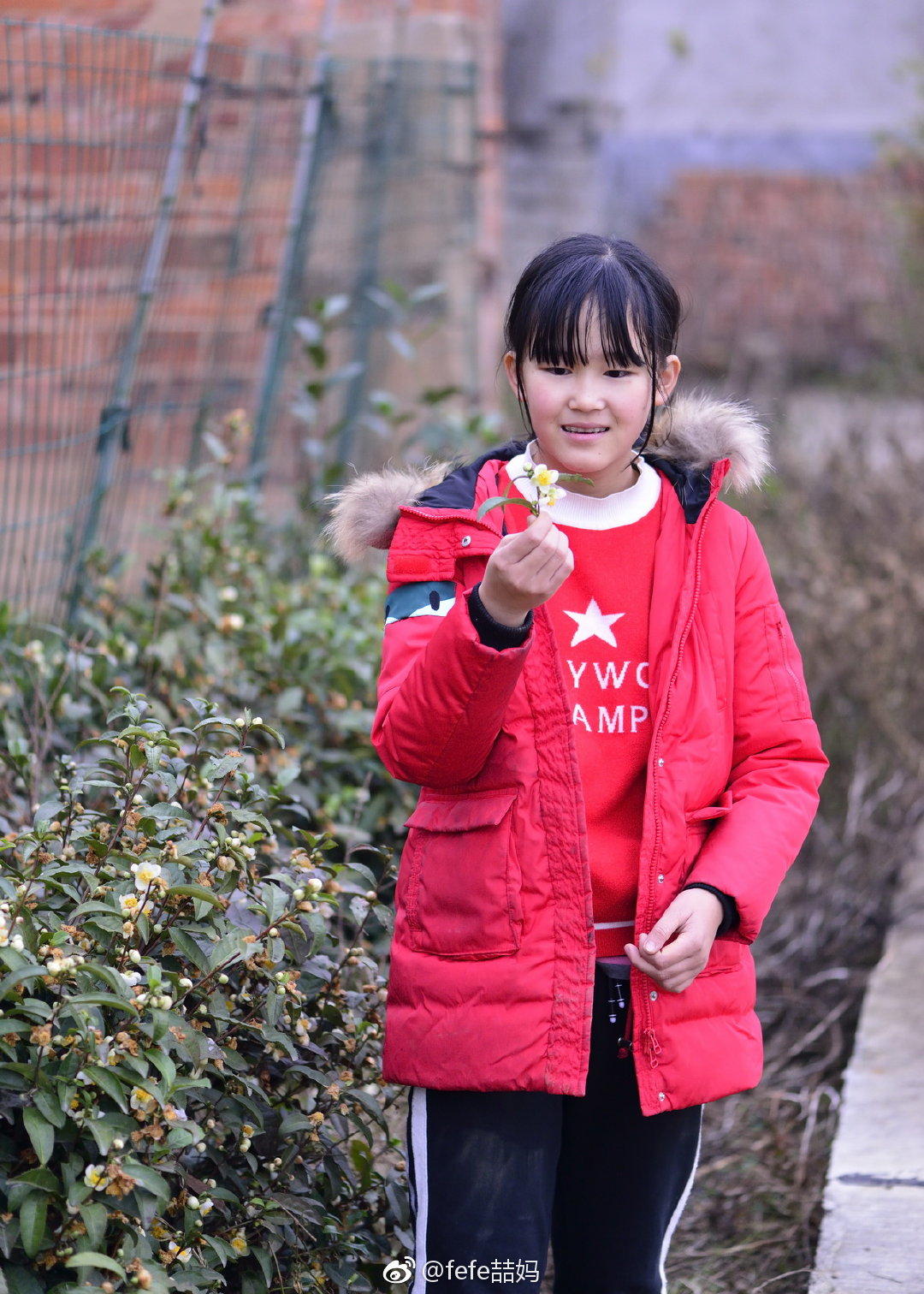 某日翻出一张依娜小时候胖乎乎的照片,让依娜拿着让爸爸看看是谁?