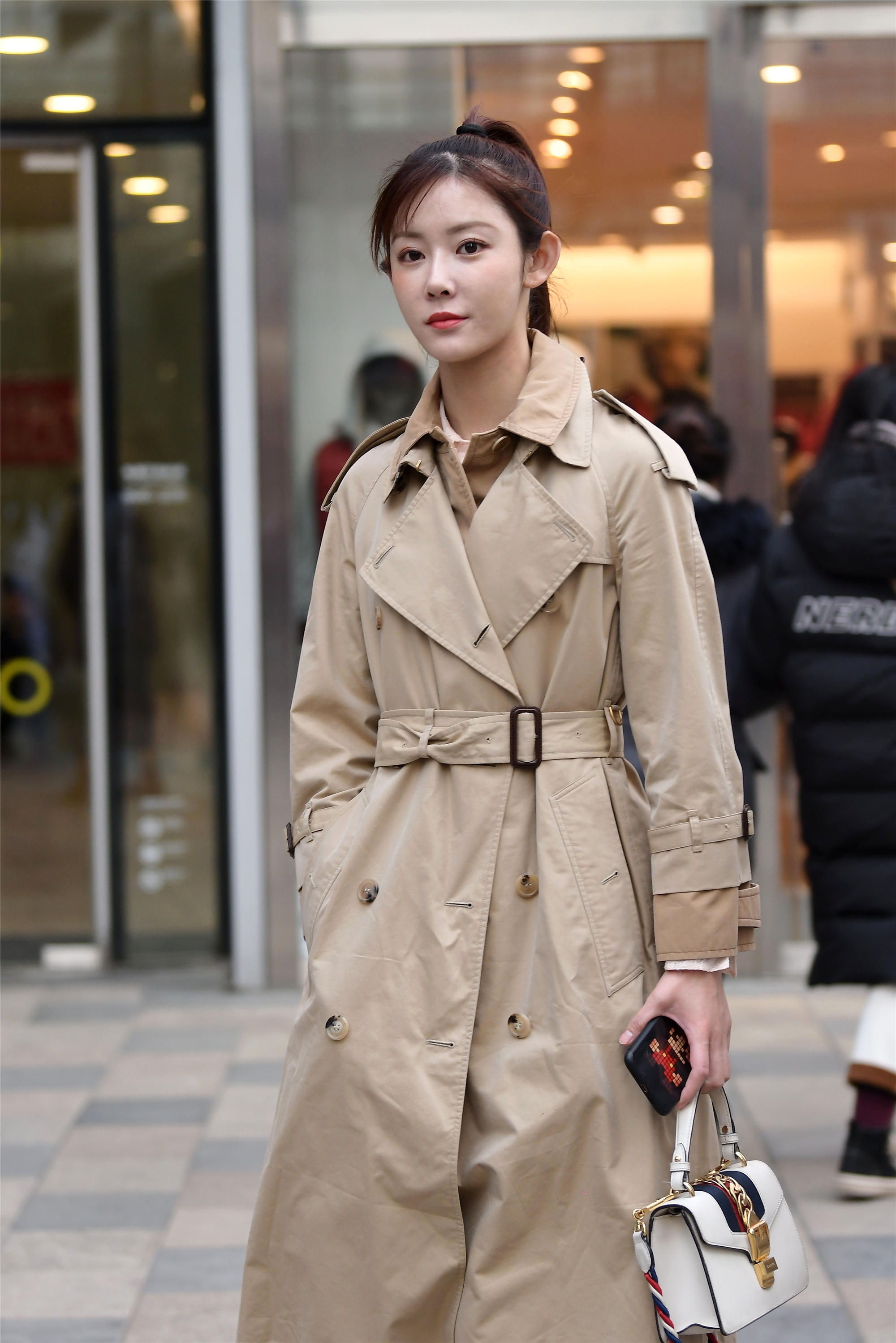 冬季的小姐姐搭配风衣出门也可以穿搭的很有风度