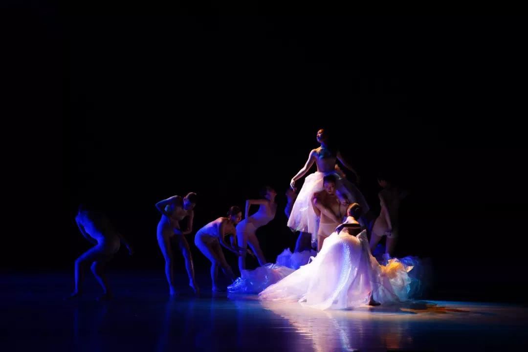 周亚锴等 海上来风 《hold住》 编导:邢峰溥 舞者:徐雯雯,王冰,曾雅诗