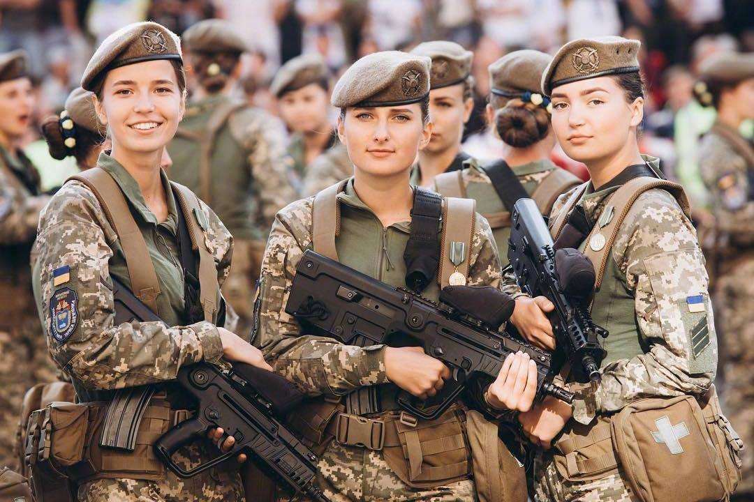 乌克兰独立日阅兵式上的高颜值女兵