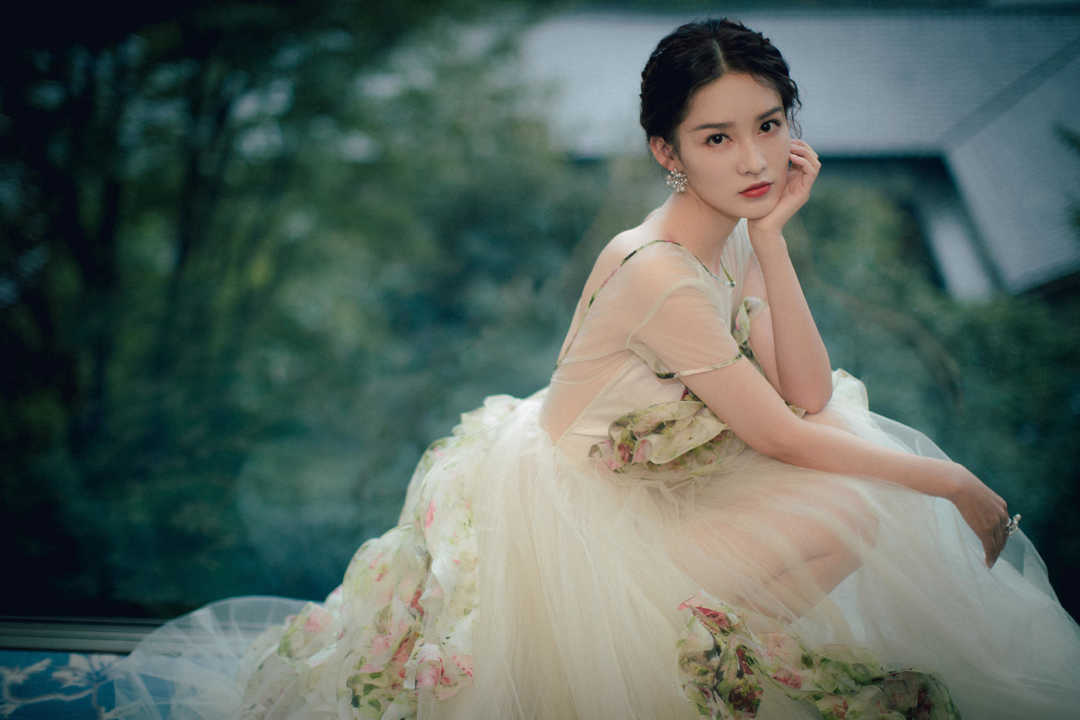 李沁仙女气质十足,编发造型搭配白色露背连衣裙,秒变神仙姐姐