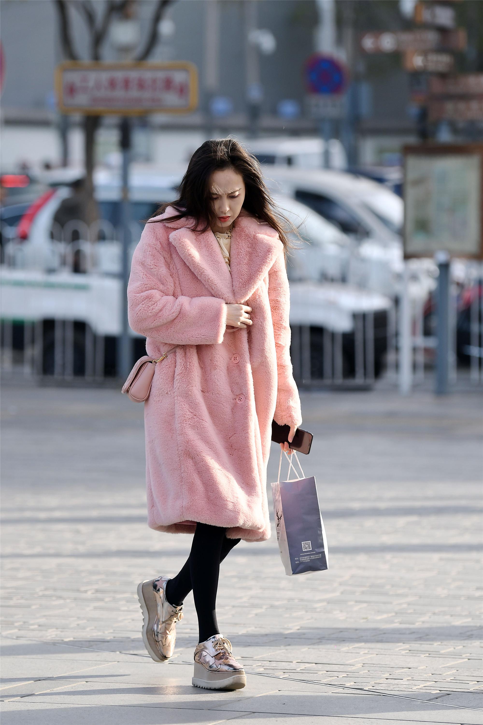 初冬穿着大衣,时尚又带着风度,哪位小姐姐的搭配更胜一筹?