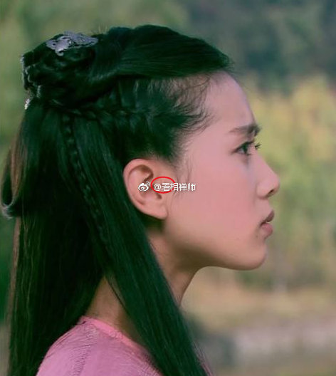 的拴马桩,平时不去注意都很难发现,如邓伦,刘诗诗与卜凡都有这种特征