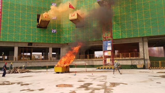 现场演练分为施工现场高空坠落和消防安全应急救援演练.