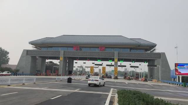 监拍:吕梁柳林一轿车冲撞收费站,尘土飞扬