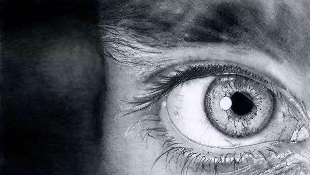 用铅笔画的大眼睛,炯炯有神!