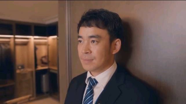 楼山关刚上完厕所没冲马桶!房似锦就向客人吹嘘房子的下水道