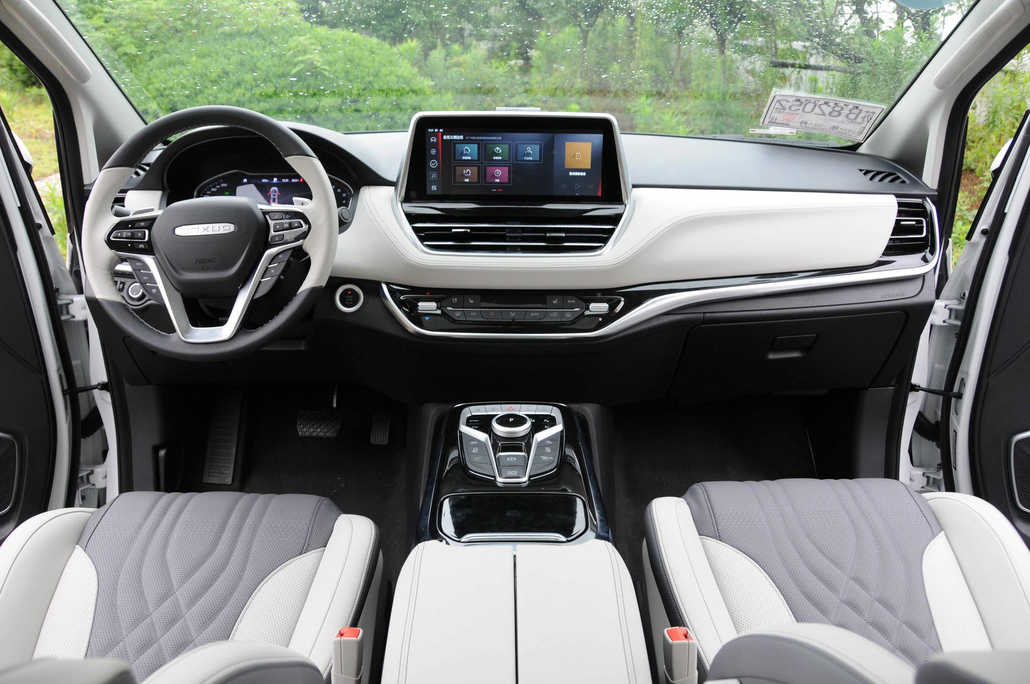 但显然大通也为他们营造出了一个舒适的内饰氛围,白与灰的内饰配色