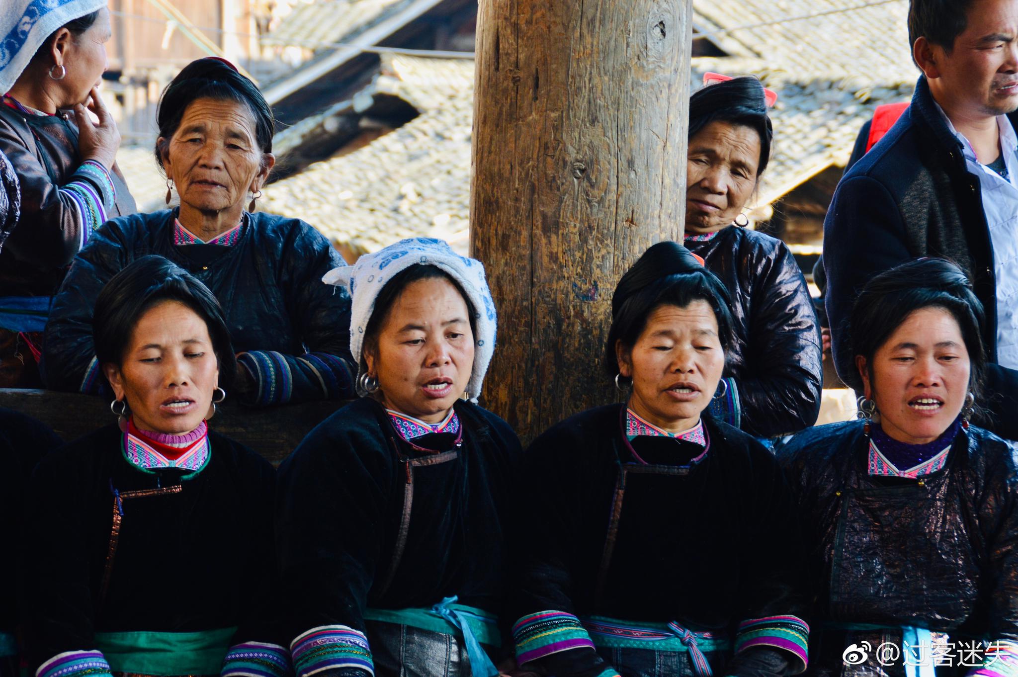 黔东南从江县高增乡有一座以村后巨石取名的侗寨,它青山环抱