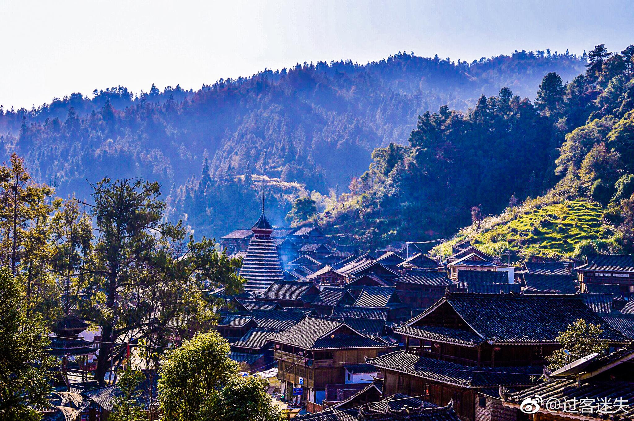 黔东南从江县高增乡有一座以村后巨石取名的侗寨,它青山环抱