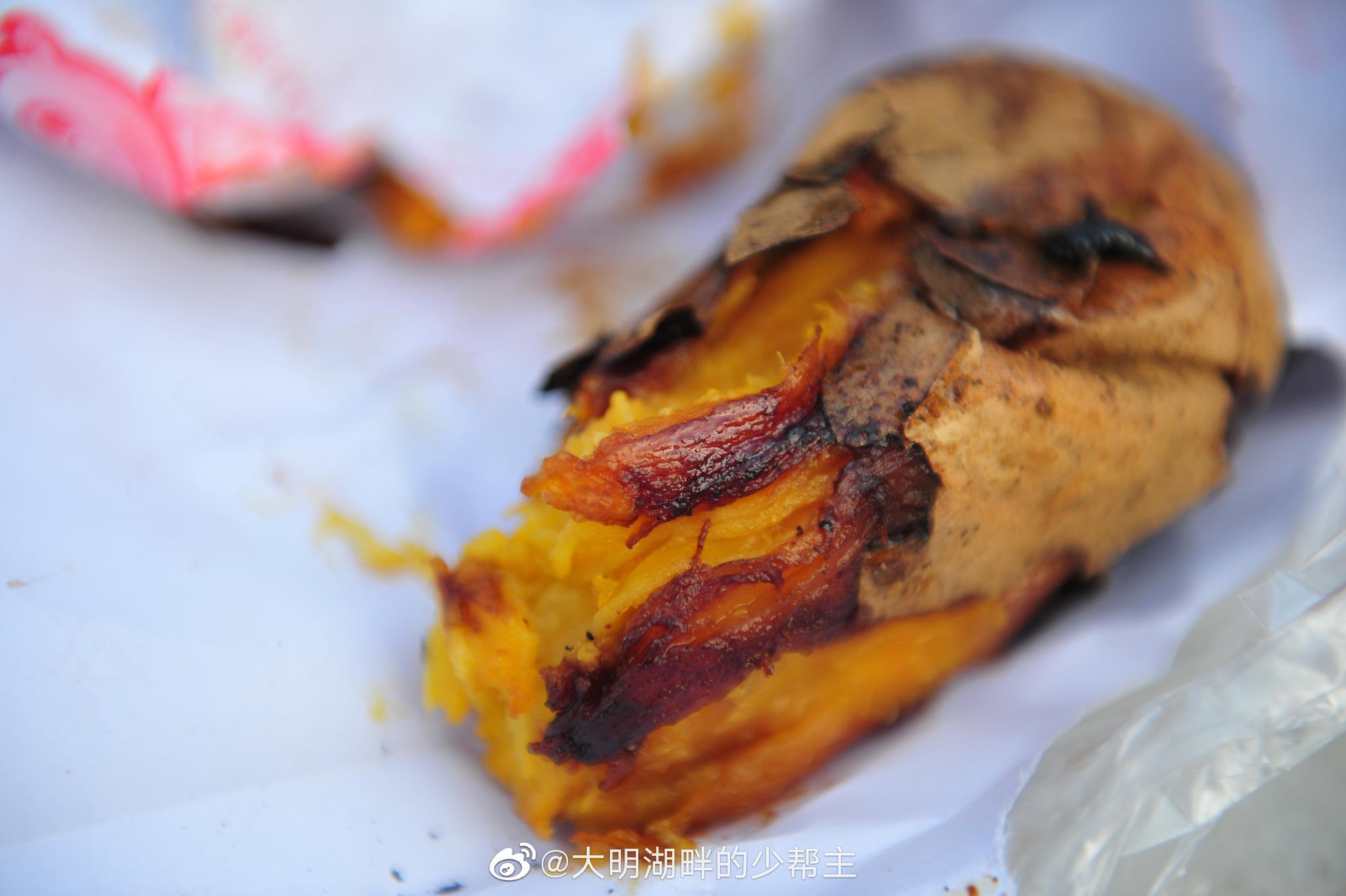 如果是济南夏天的代表美食是烧烤,那么,在冬天,则非烤地瓜莫属了_高清