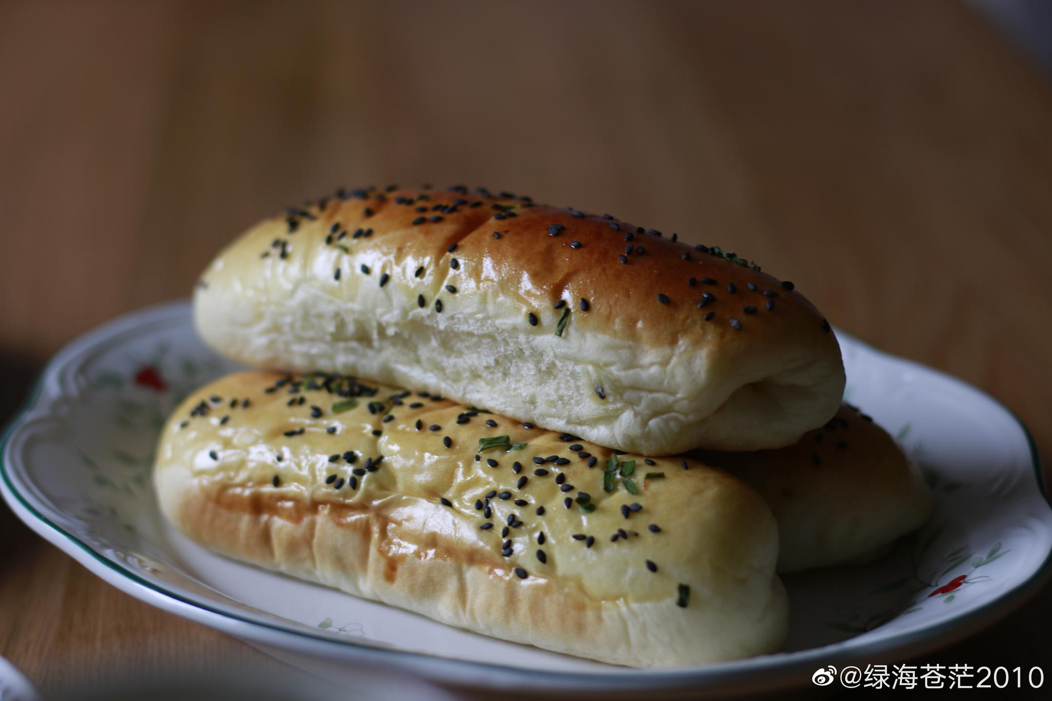 今日早餐,软妹子之黑芝麻肉松餐包,失败的煎鸡蛋,西蓝花
