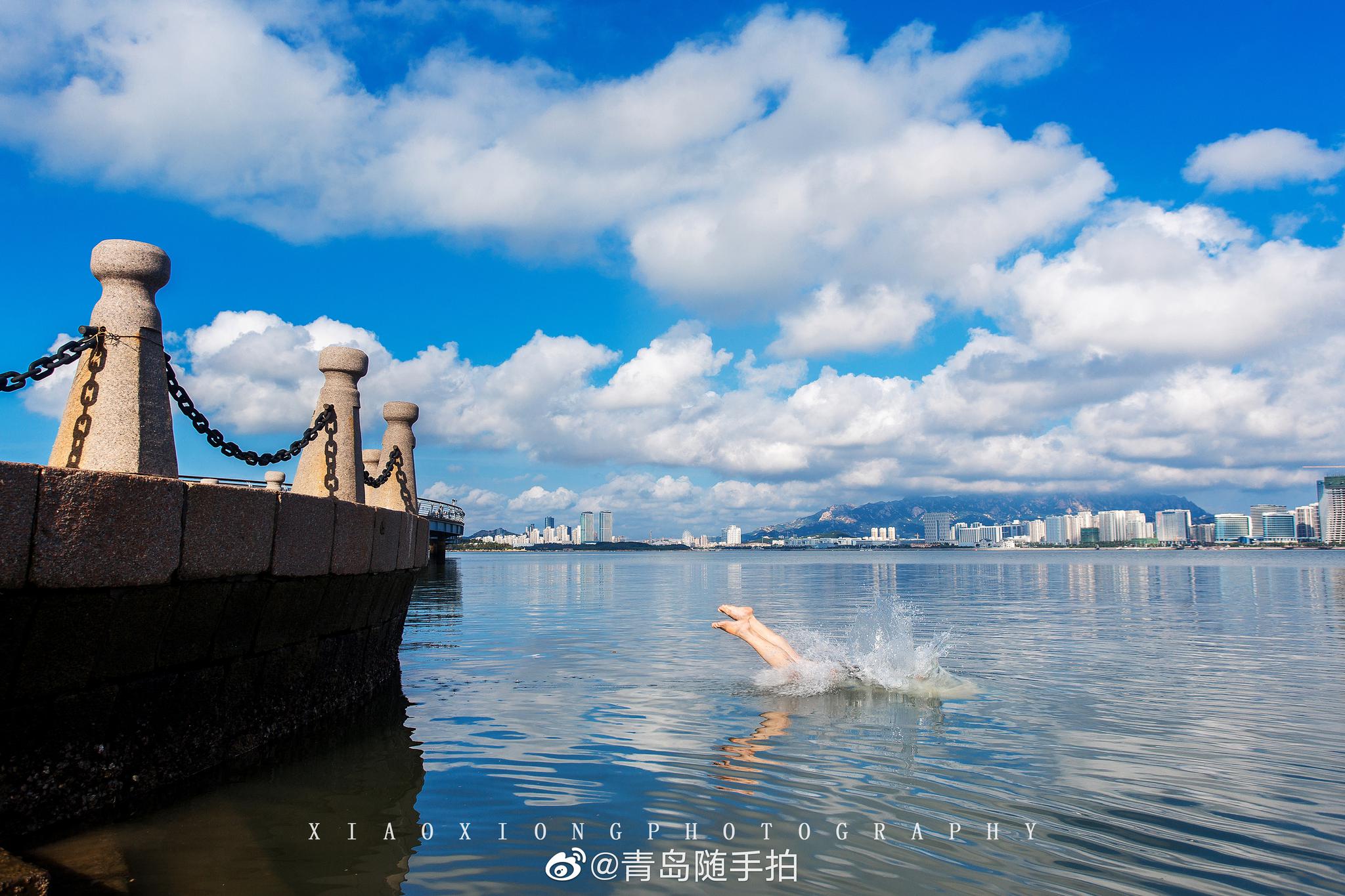 在青岛,就是哈啤酒吃嘎啦,海水浴场洗海澡你们呢?