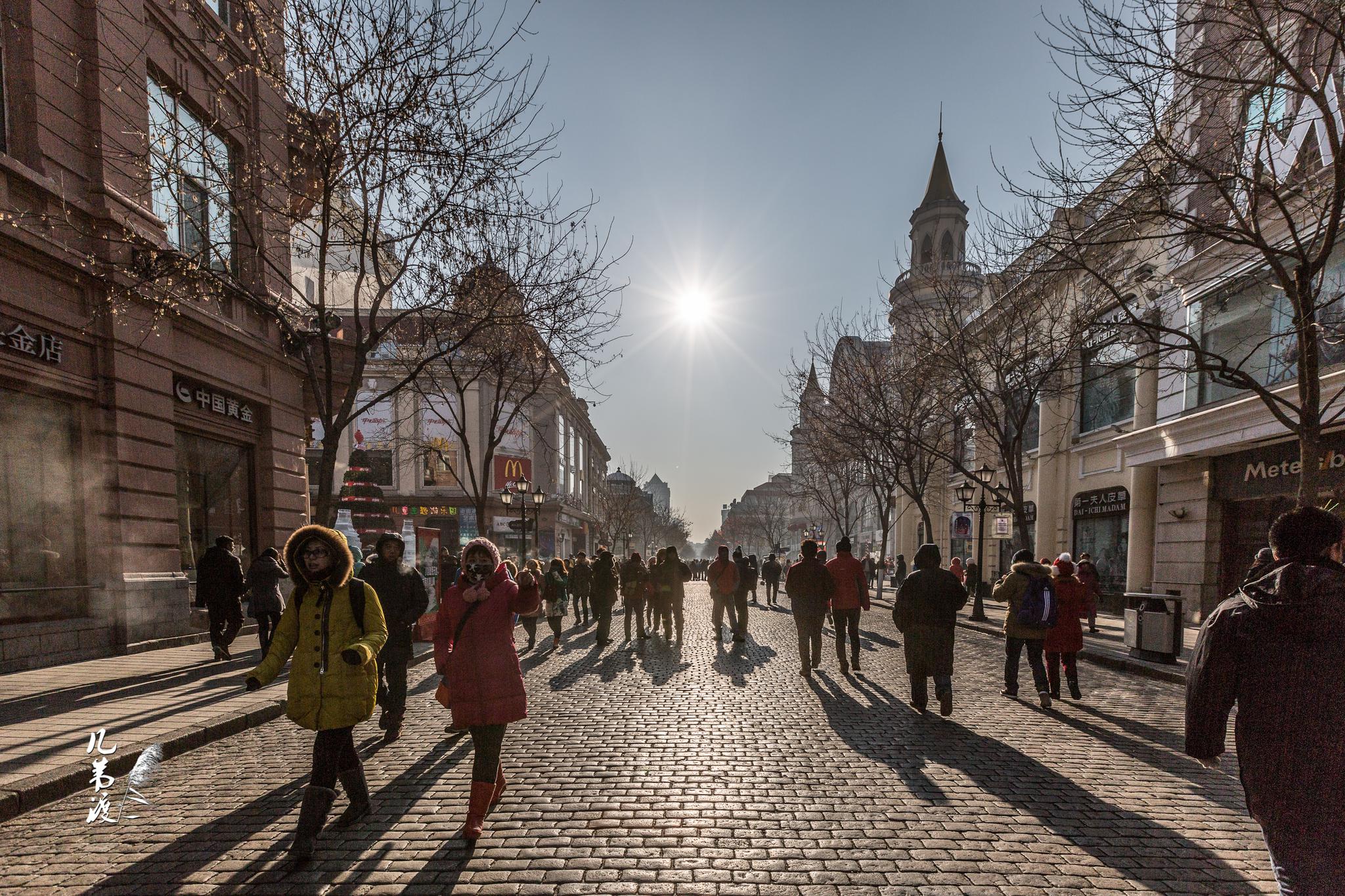 哈尔滨中央大街的冬天.午后太阳西斜,打在地砖上