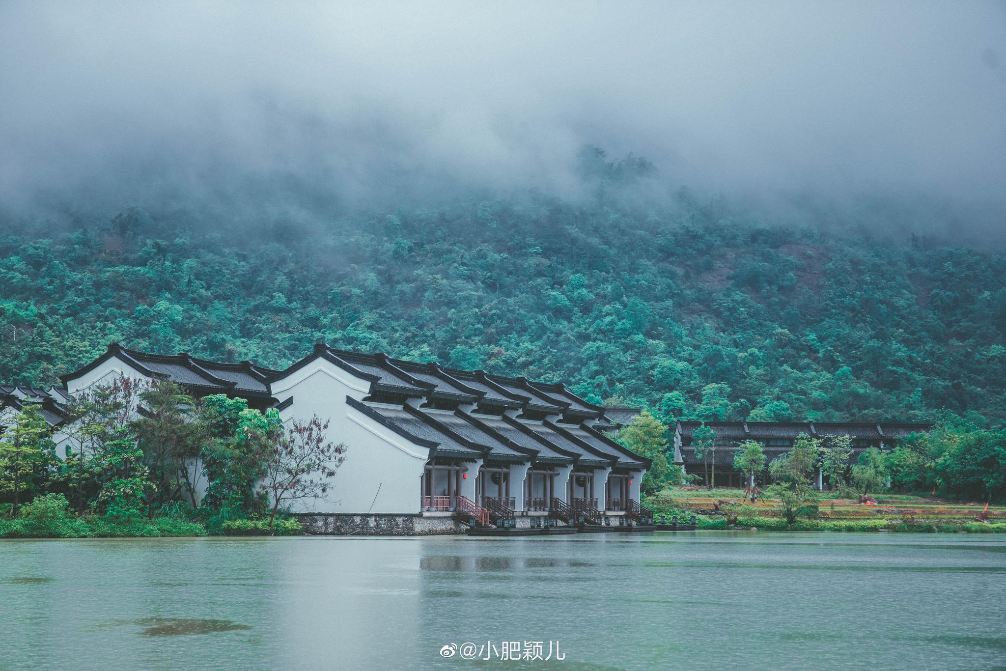 中海汤泉的九龙潭瀑布之下,有一个自带仙气的无边际泳池,大雨过后