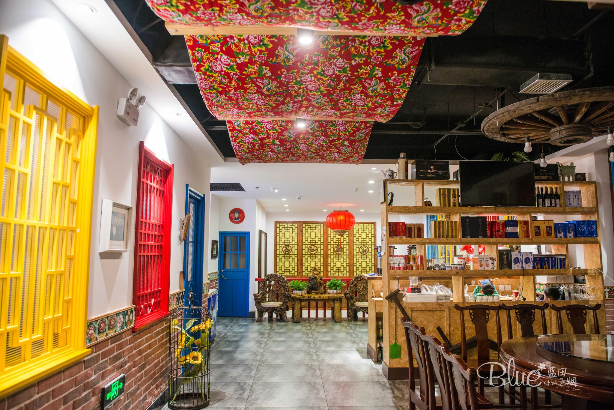 从名字来看,就是很地道的一家东北菜系餐厅,走进去一看,除了大锅大灶