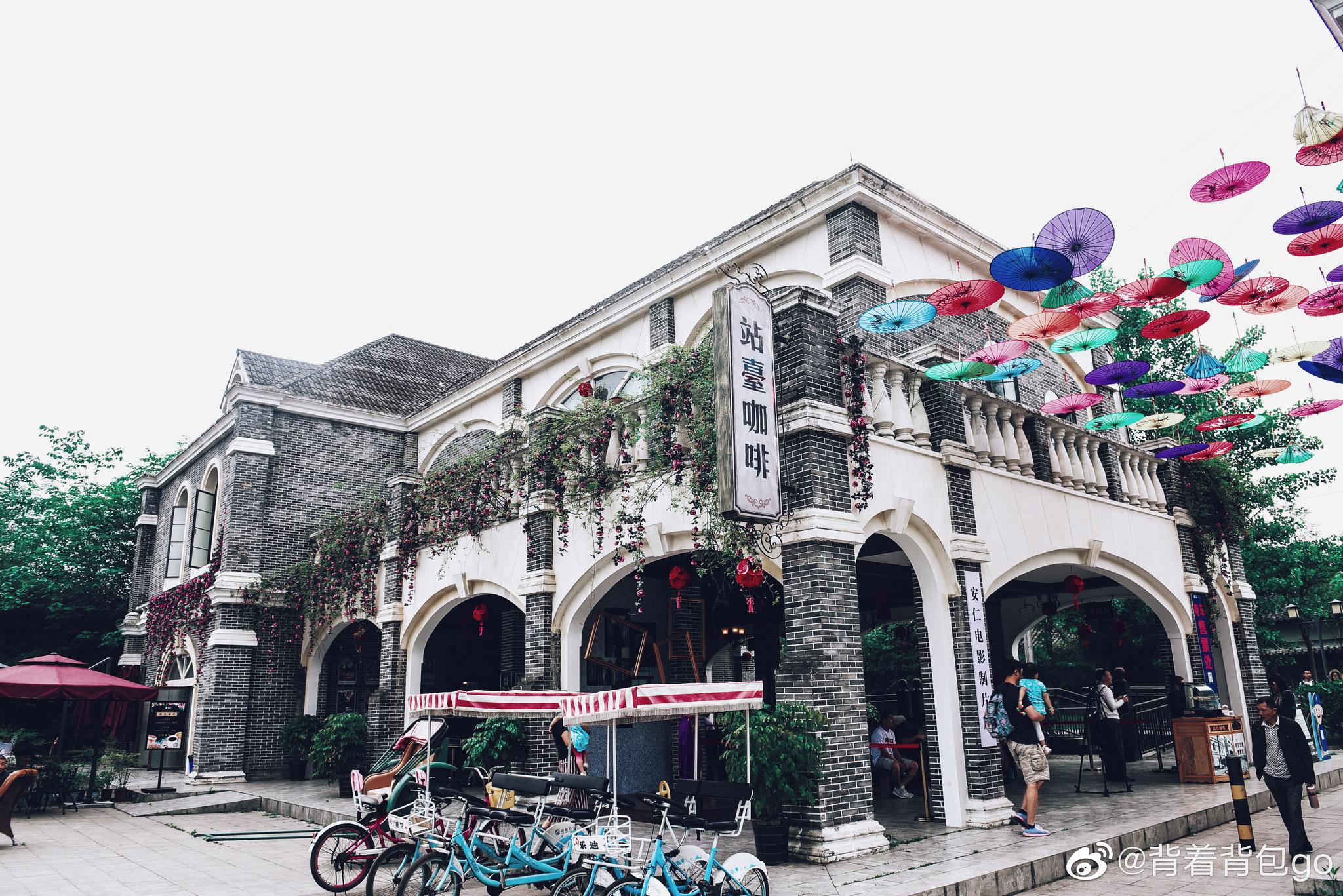 来到安仁古镇一定不能错过的就是,穿上一套旗袍走在民国风情街上