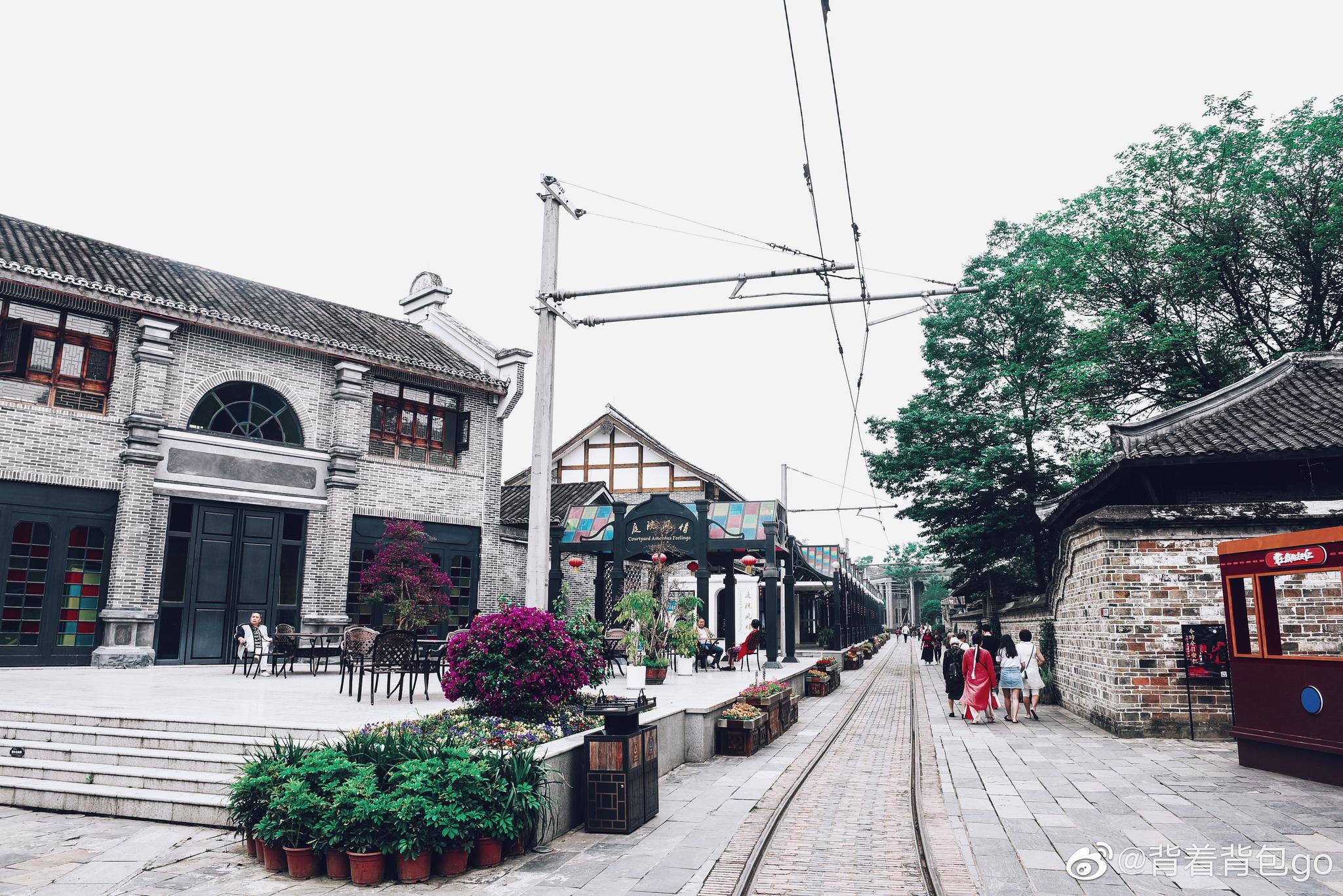 来到安仁古镇一定不能错过的就是,穿上一套旗袍走在民国风情街上