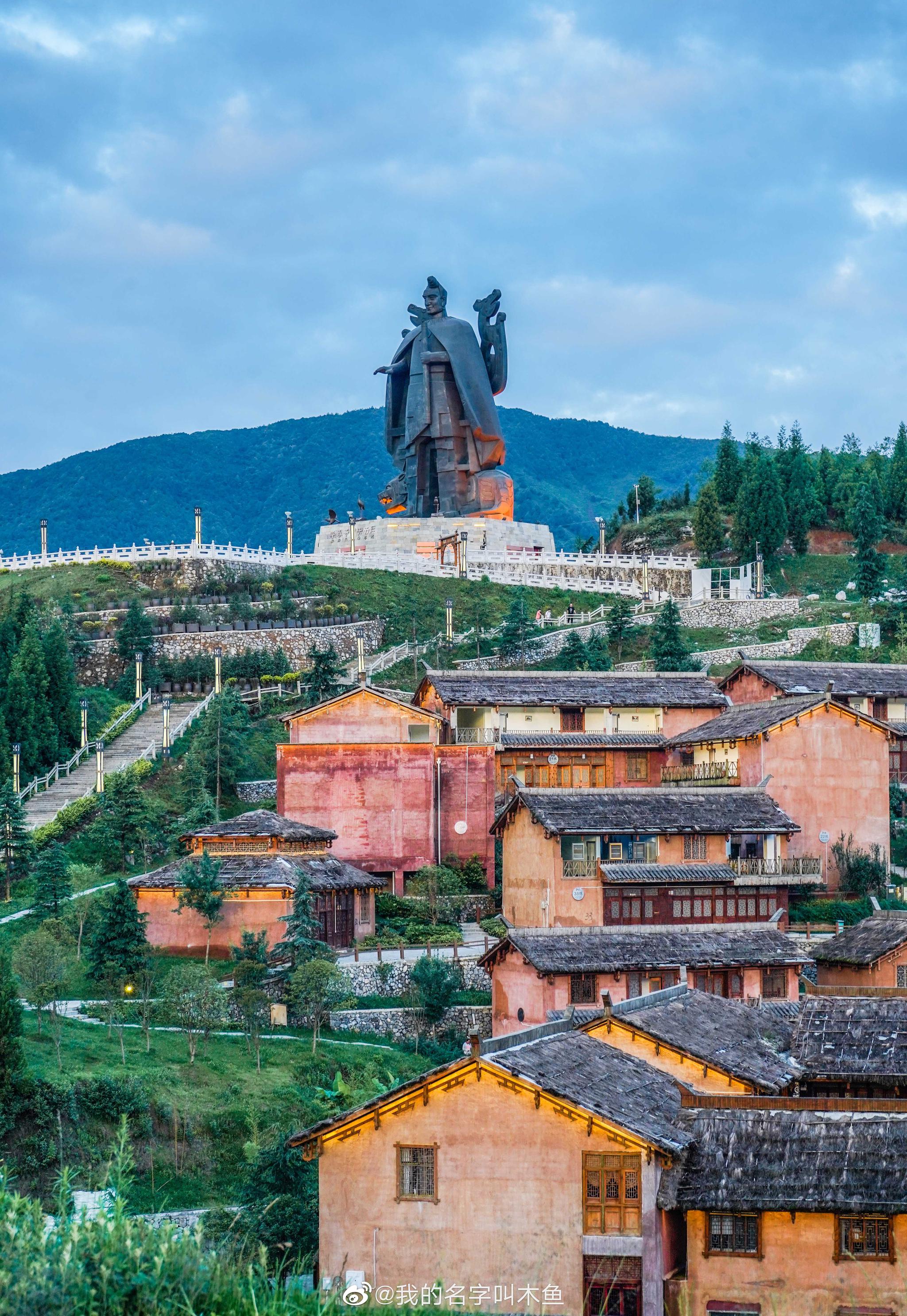 终于等着千户彝寨见太阳穿花衣服彝族少女躲哪里去了