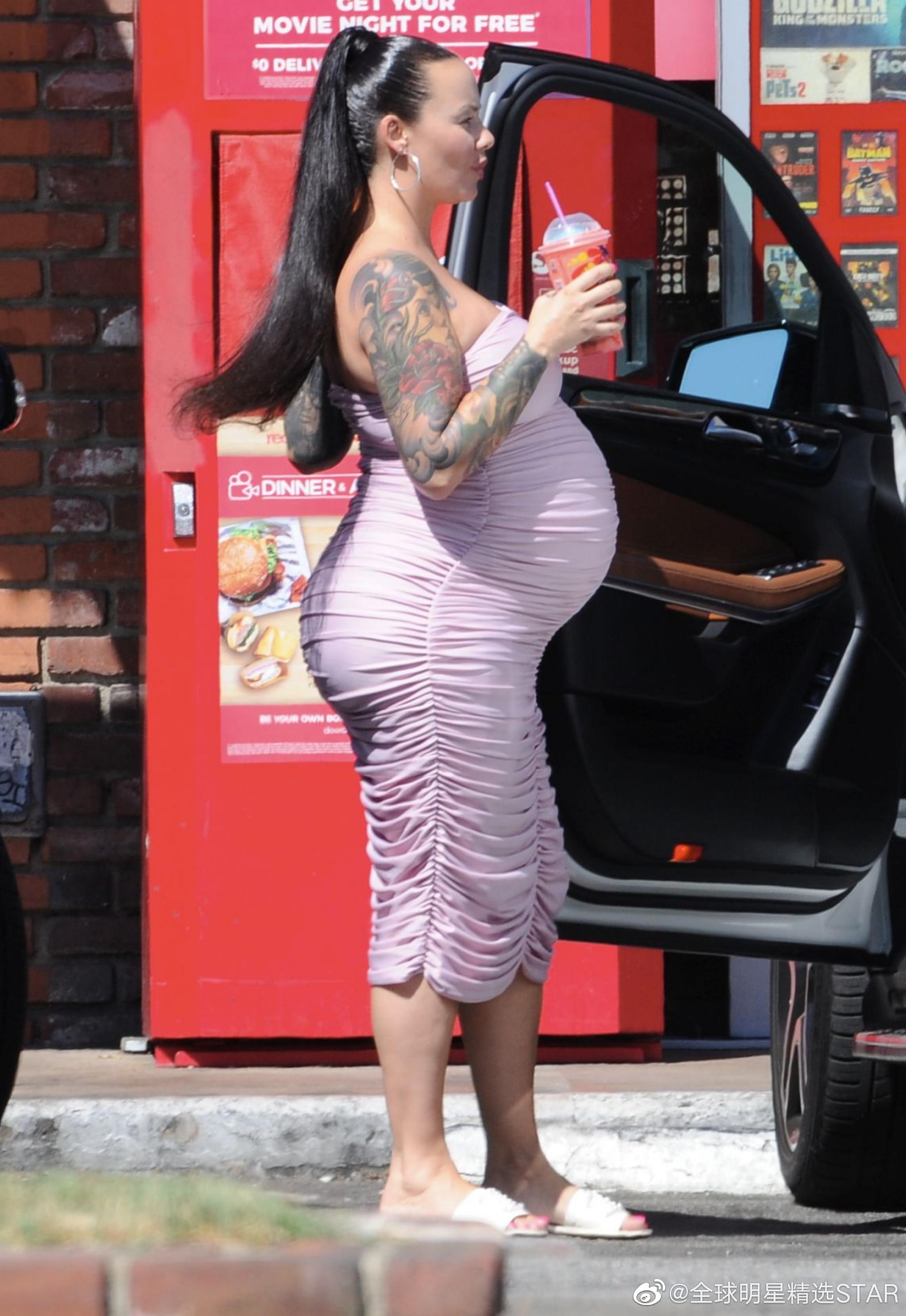 哈登前女友罗斯挺着大肚子出街身着粉色连衣裙性感十足