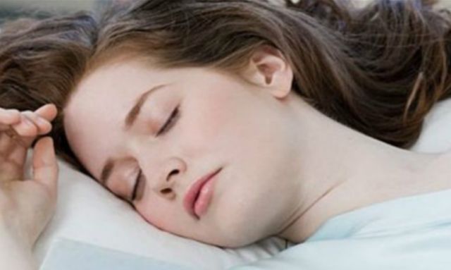 女生睡觉头发到底该不该扎?看以下3点答案一目了然,难怪老掉发