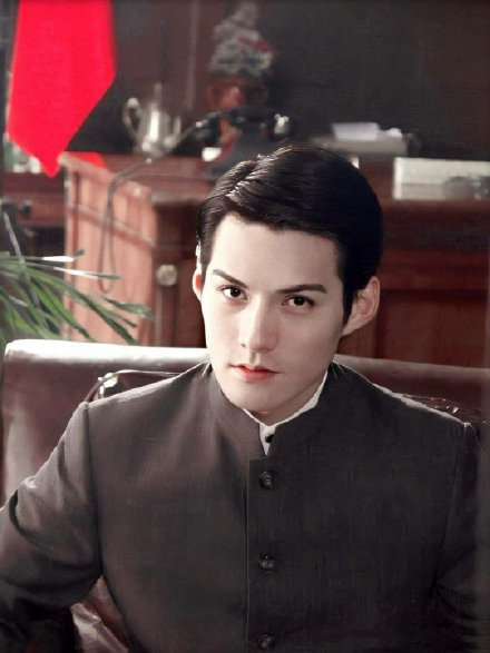 严宽年轻时候的颜值真的像是言情小说的男主角.