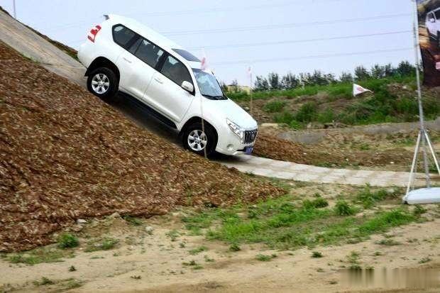 老司机:自动挡车型下陡坡要这样做,挂d挡踩刹车的肯本不会开车