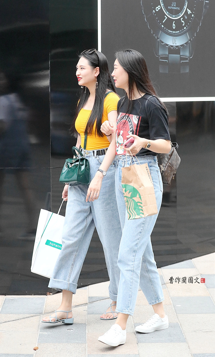 街拍:心有灵犀姐妹花,总有不谋而合相似处