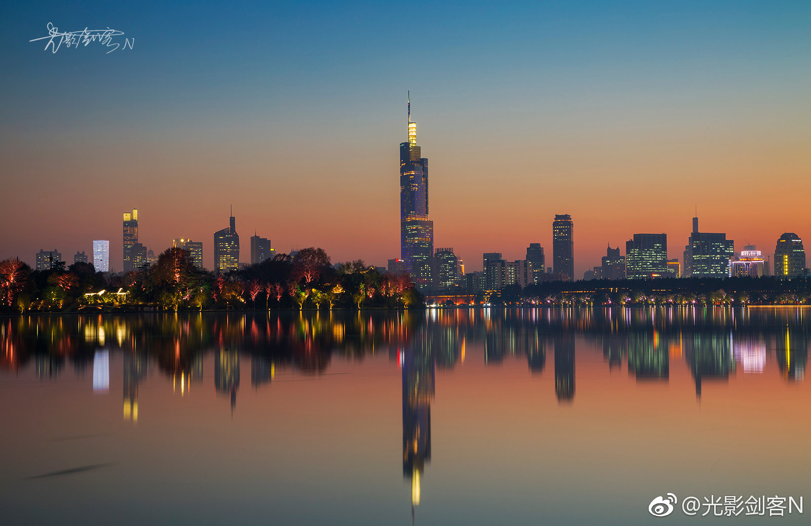 18)南京火车站是一个看南京天际线和城市风光绝佳的地方,远处明城墙