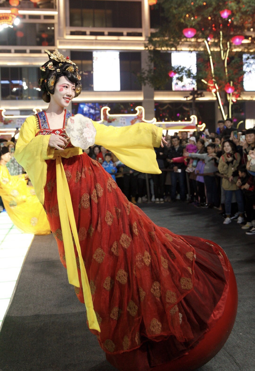 算了,我还是发我们可爱漂亮的西安不夜城不倒翁小姐姐吧