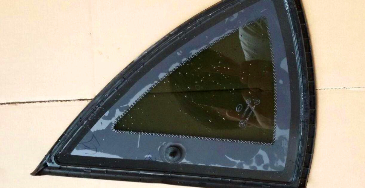 汽车"三角窗"有啥作用?老司机:面积小,作用大,要定期保养