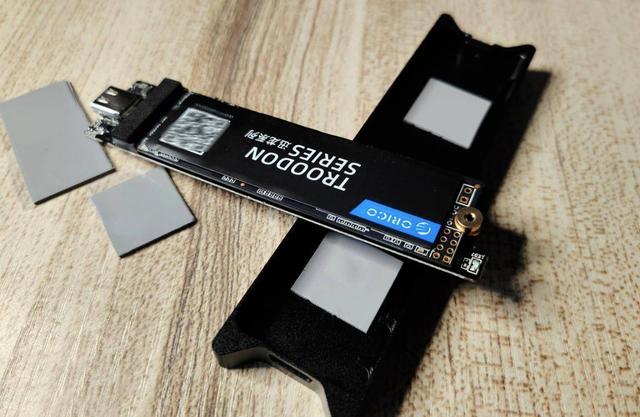 2 nvme硬盘盒内部的pcb版子了,我们可以看到底部有散热硅胶片以及pcb