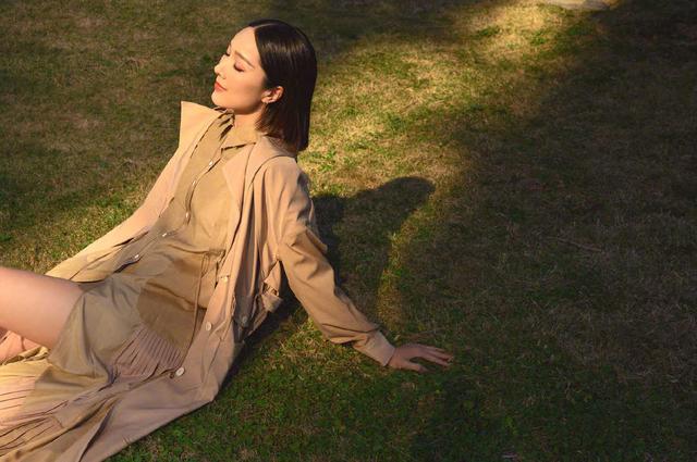 "超模辣妈"李亚男气质非一般,穿长款风衣走秀,齐肩短发超美