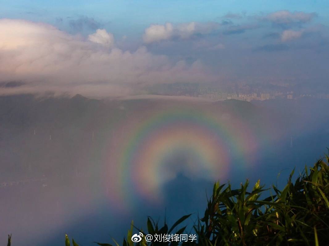 四川省丨巴中市平昌县佛头山景区现佛光奇观持续了30分钟左右