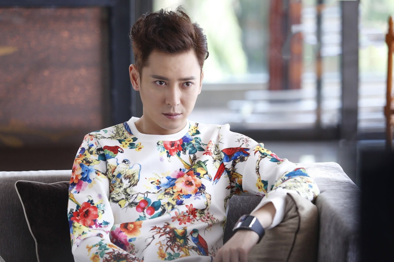 陪人面试自己被录取,放弃国企工作去跑龙套,如今名气直逼袁弘