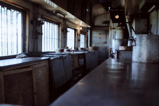 八十年代绿皮火车,车厢内的影像记忆