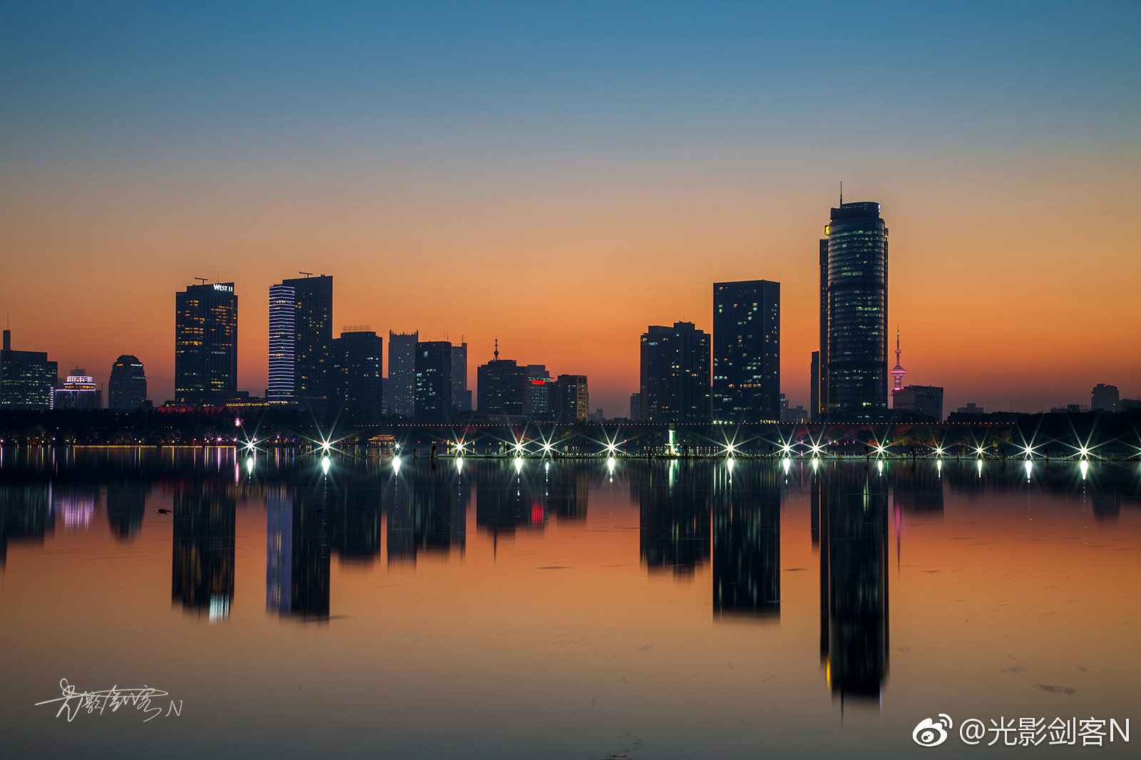落日余晖下的城市天际线·南京(2018.12_新浪新闻