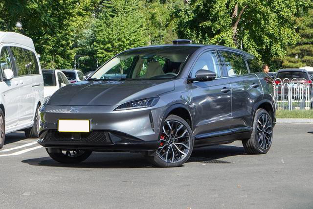 小鹏汽车g3售22-25万元,外观保守,车顶360°摄像头有趣味