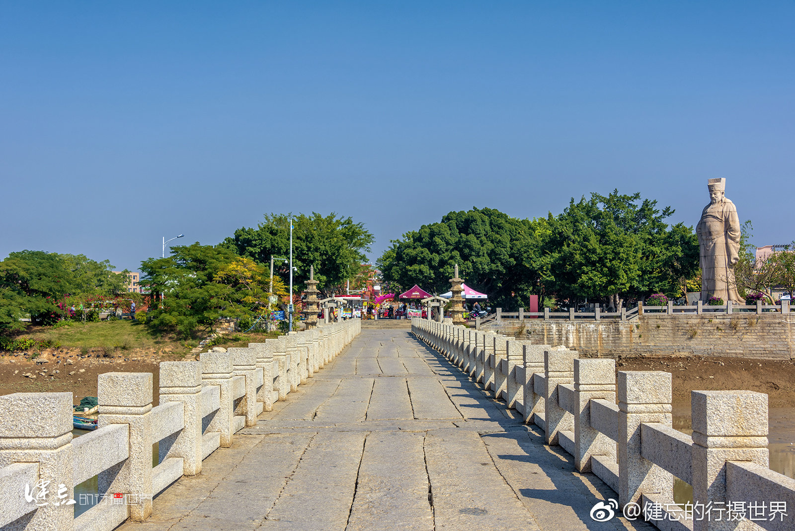 《洛阳桥》余光中刺桐花开了多少个春天东西塔对望究竟多少年多少