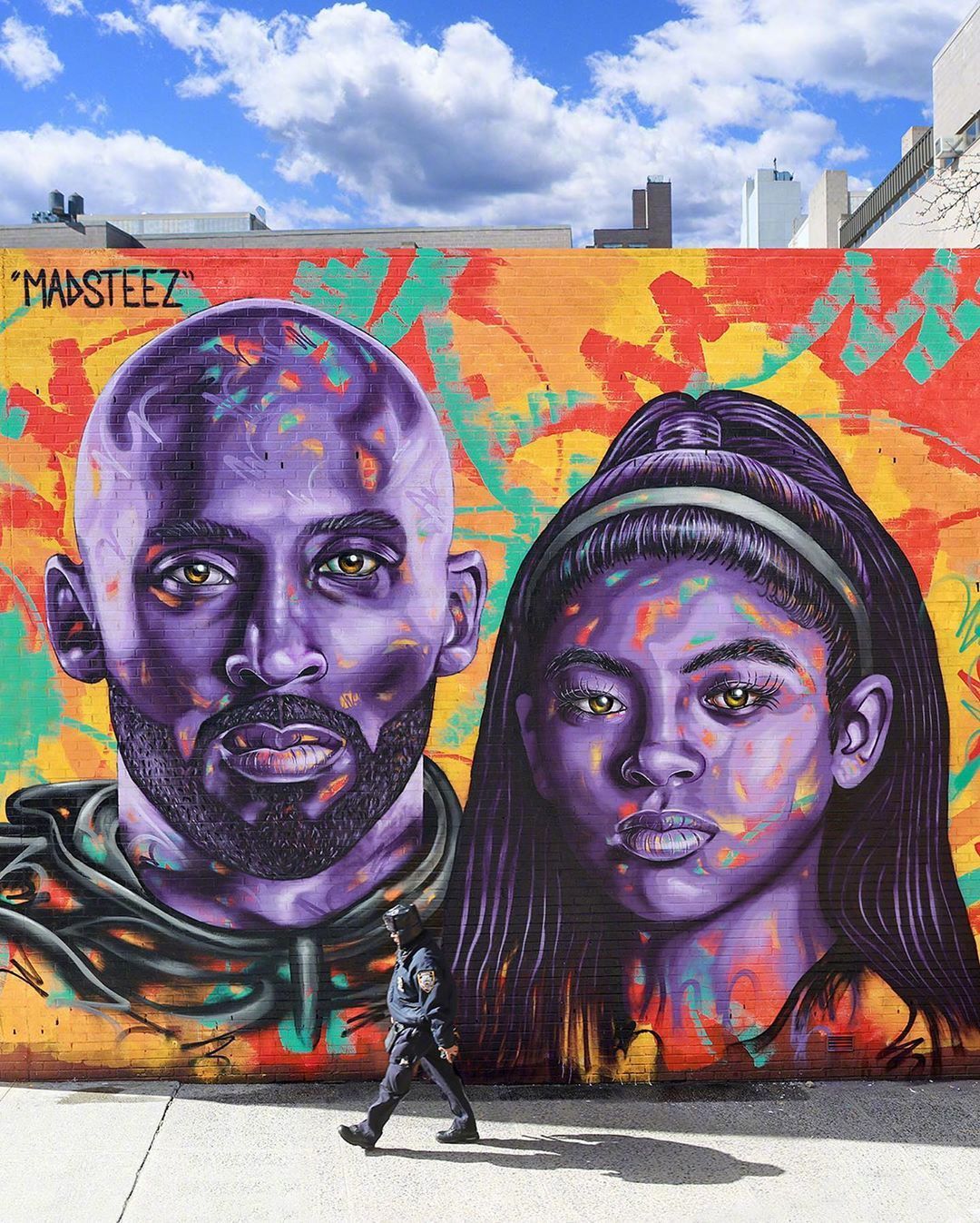 涂鸦艺术家mark paul deren在街头为科比和gigi创作的艺术涂鸦!