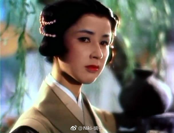 日本版的《白娘子传奇》(白夫人之妖恋),由李香兰主演.