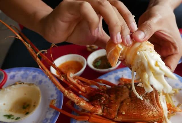 越南旅行,吃了一只大龙虾一盘血蛤一盘海螺,结账时懵了连问3遍