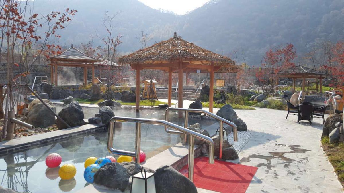 都是自给自足,绿色有机的早在上世纪90年代已自发形成温泉旅馆商业街