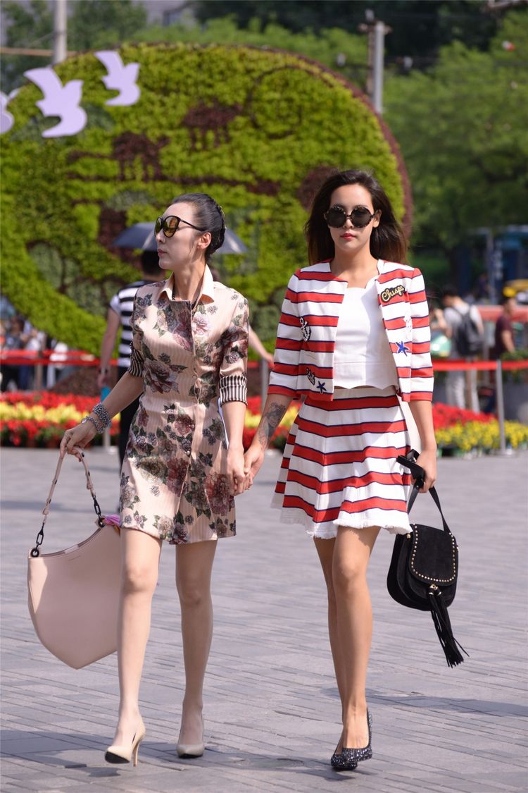 一对母女手牵手逛街,误认为是姐妹,网友:妈妈太年轻了!