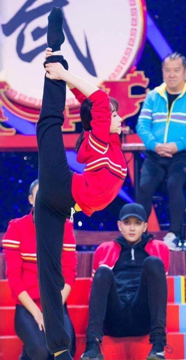 关晓彤的一字马,勉强维持,显得力不从心.