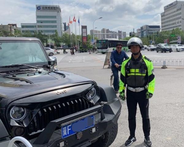 炫酷的"非法"改装车 交警坚决打