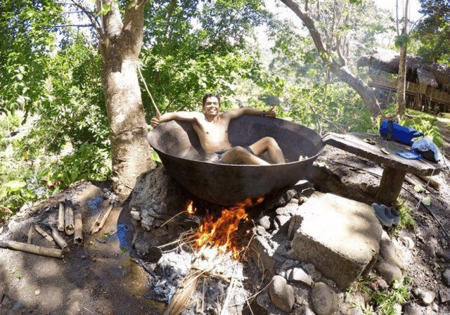 男子直播铁锅炖煮自己,满程一脸享受的表情